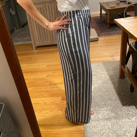 Express | Gray Striped Wide Leg Pants - Picture 2 of 6